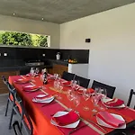 10 Personnes De 160 M2 Avec Piscine Au Bord Du De La Raho Et A 15 Minutes Des Plages Villa *