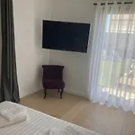 10 Personnes De 160 M2 Avec Piscine Au Bord Du De La Raho Et A 15 Minutes Des Plages Villa