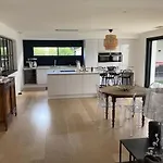 10 Personnes De 160 M2 Avec Piscine Au Bord Du De La Raho Et A 15 Minutes Des Plages Villa