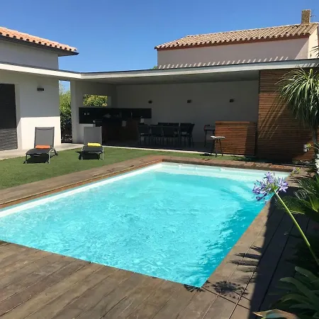 ヴィラ 10 Personnes De 160 M2 Avec Piscine Au Bord Du De La Raho Et A 15 Minutes Des Plages