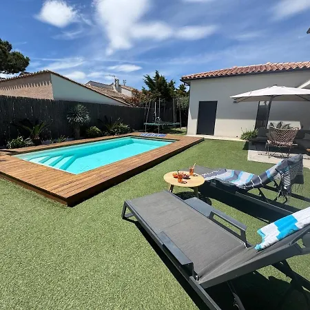 10 Personnes De 160 M2 Avec Piscine Au Bord Du De La Raho Et A 15 Minutes Des Plages Vila *