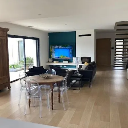 Vila 10 Personnes De 160 M2 Avec Piscine Au Bord Du De La Raho Et A 15 Minutes Des Plages *
