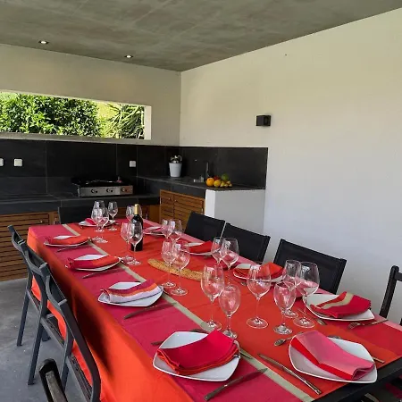 10 Personnes De 160 M2 Avec Piscine Au Bord Du De La Raho Et A 15 Minutes Des Plages Vila *