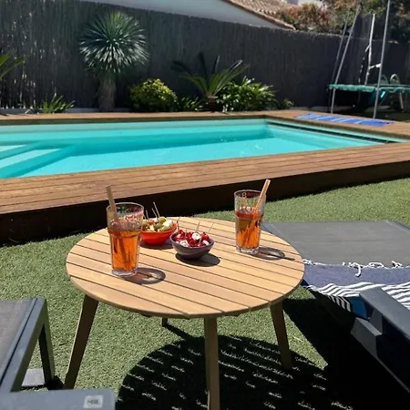 10 Personnes De 160 M2 Avec Piscine Au Bord Du De La Raho Et A 15 Minutes Des Plages