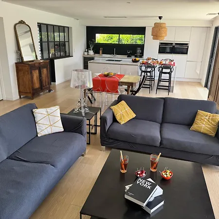 Villa 10 Personnes De 160 M2 Avec Piscine Au Bord Du De La Raho Et A 15 Minutes Des Plages