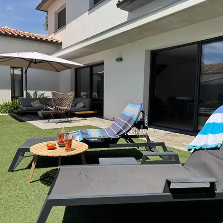 Villa 10 Personnes De 160 M2 Avec Piscine Au Bord Du De La Raho Et A 15 Minutes Des Plages